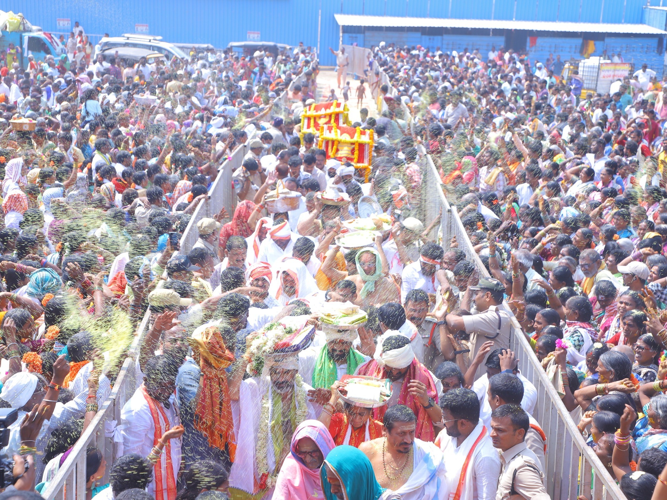 బారికేడ్లు దాటి చొచ్చుకొని వచ్చిన భక్తులు