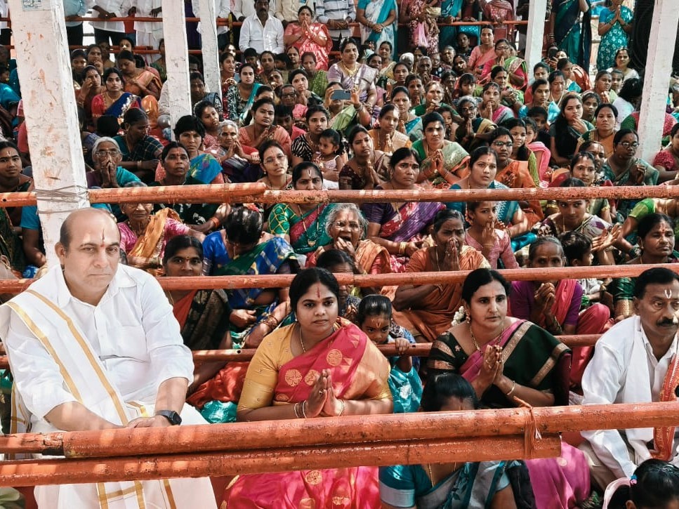 స్వామివారికి పట్టువస్త్రాలు సమర్పించిన సర్పంచ్ దంపతులు