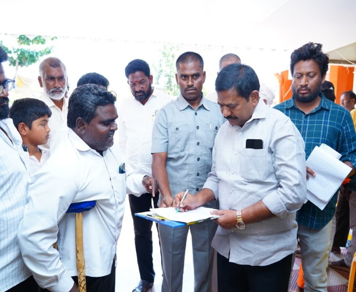 ప్రజల నుంచి వినతి పత్రాల స్వీకరించిన మంత్రి స్వామి