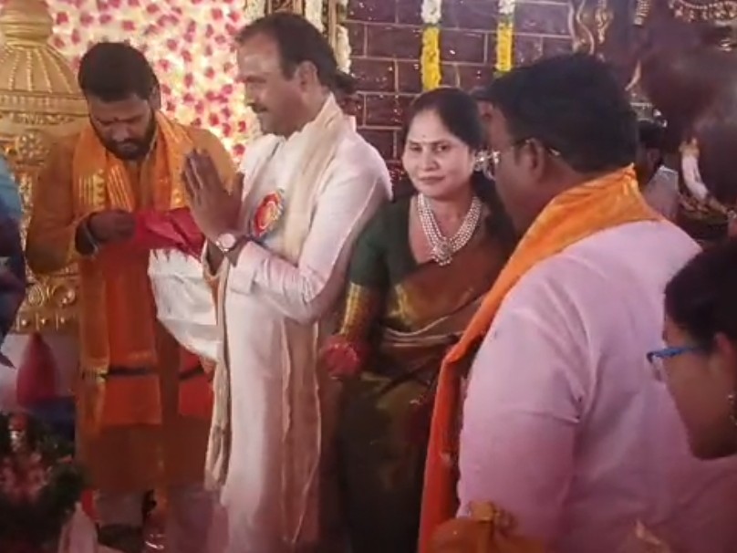 స్వామివారికి పట్టు వస్త్రాలు సమర్పించిన కోమటిరెడ్డి దంపతులు