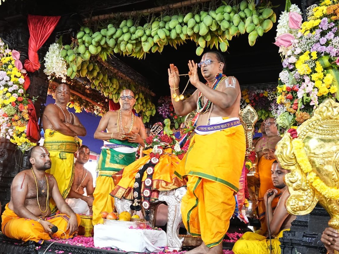 వేదమంత్రోచ్ఛారణల నడుమ సీతారాముల కళ్యాణం