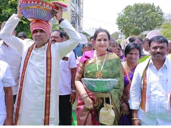 ముత్యాల తలంబ్రాలు సమర్పించిన ఎమ్మెల్యే