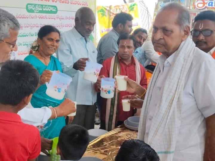 ఆర్యవైశ్య సంఘం ఆధ్వర్యంలో భక్తులకు మజ్జిగ పంపిణీ