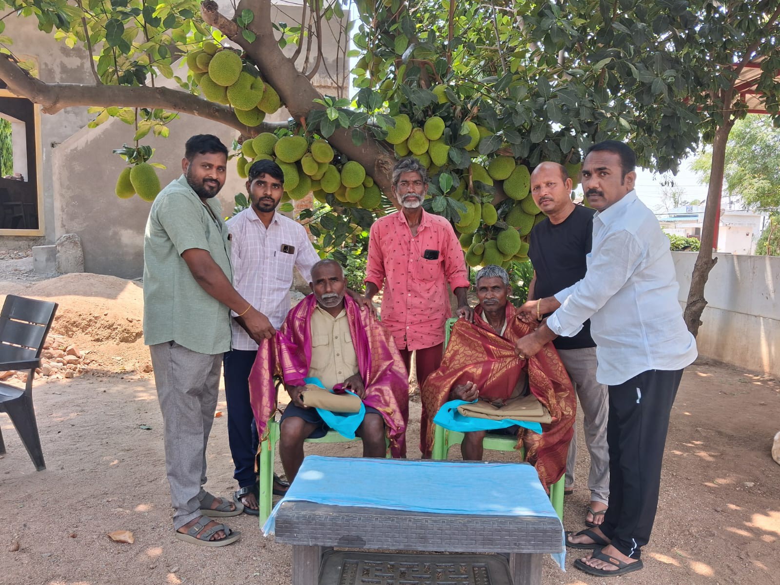 పారిశుధ్య కార్మికుల సేవలు వెలకట్టలేనివి: సర్పంచ్