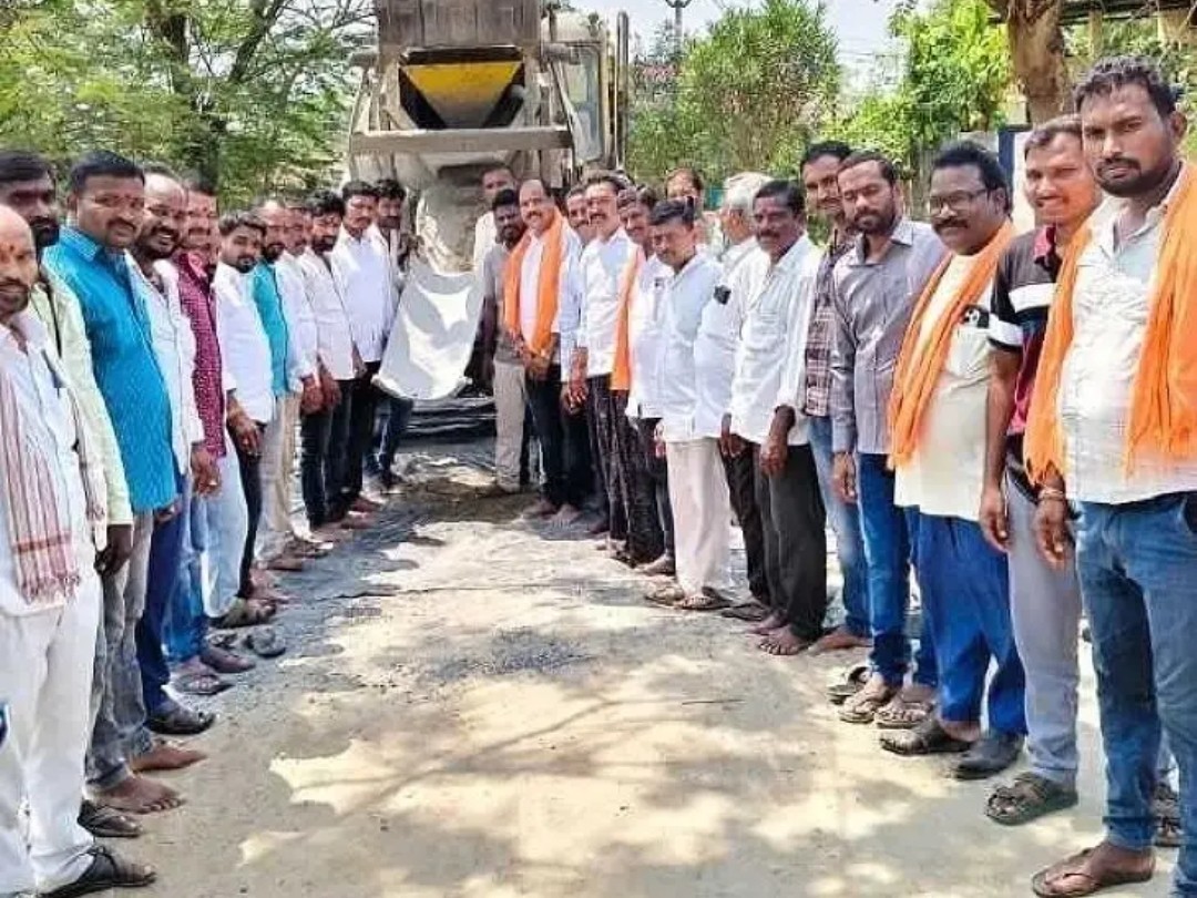 రూ.15 లక్షల నిధులతో సిసి రోడ్డు నిర్మాణం