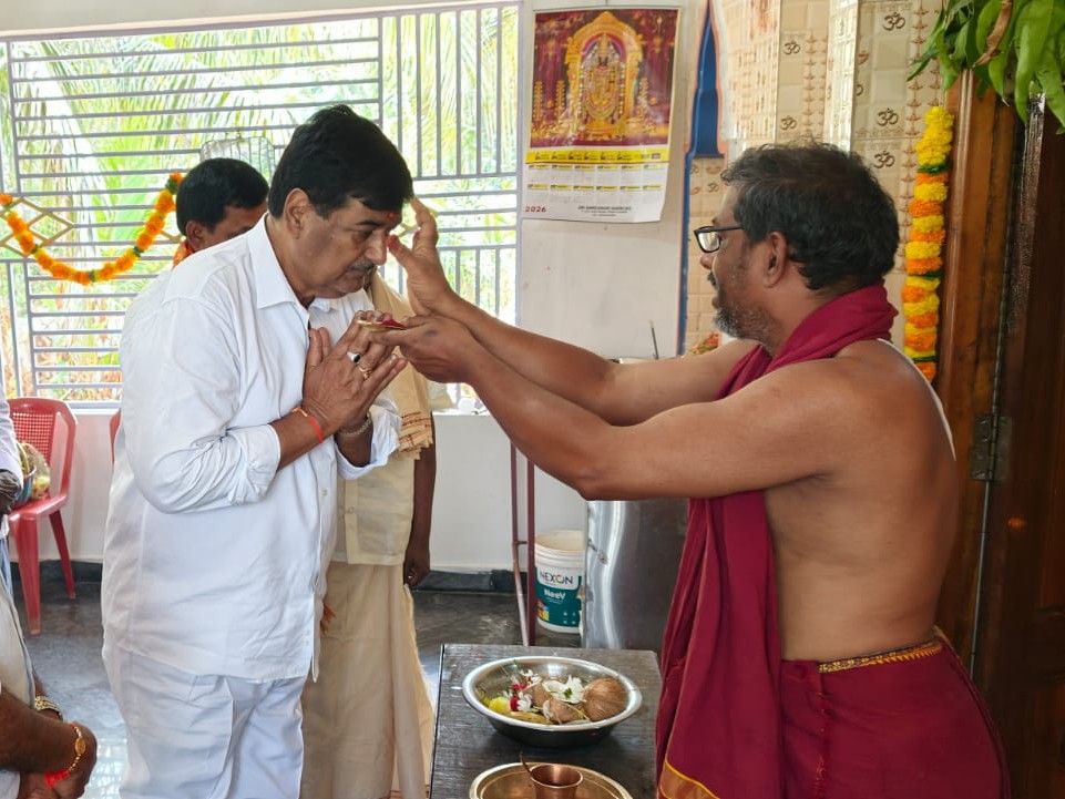 రాముల వారి సేవలో మాజీమంత్రి