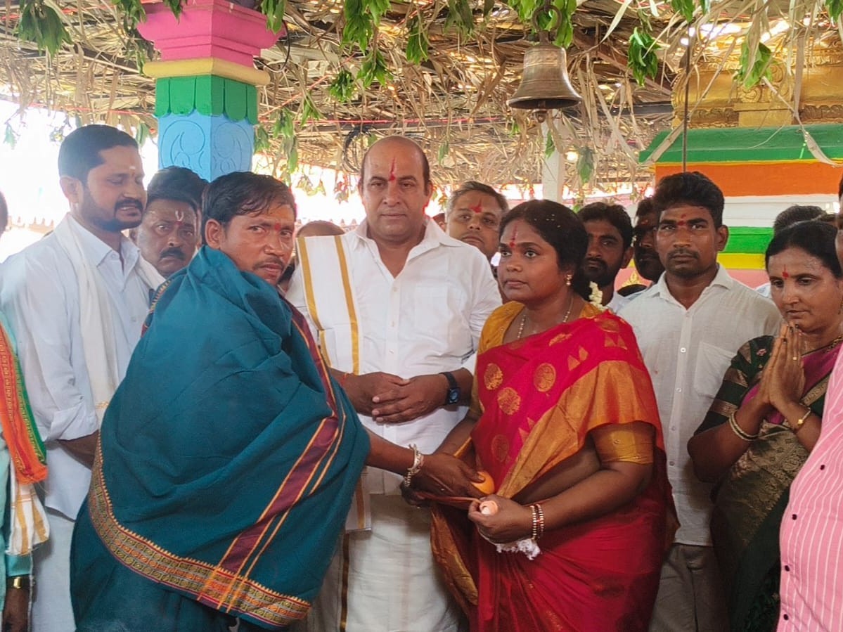 దేవాలయంలో ముత్యాల మండప నిర్మాణానికి విరాళం