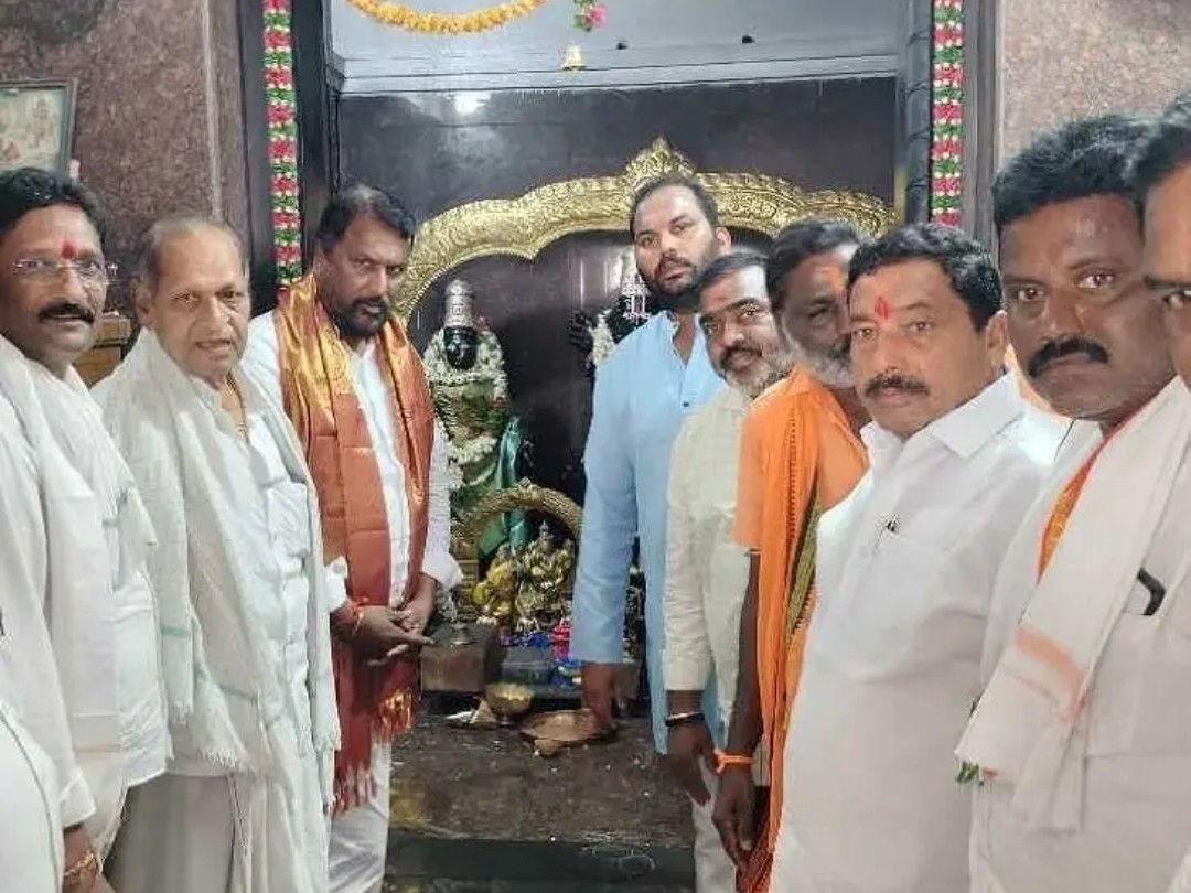 రామాలయంలో ప్రత్యేక పూజలు చేసిన మంత్రి