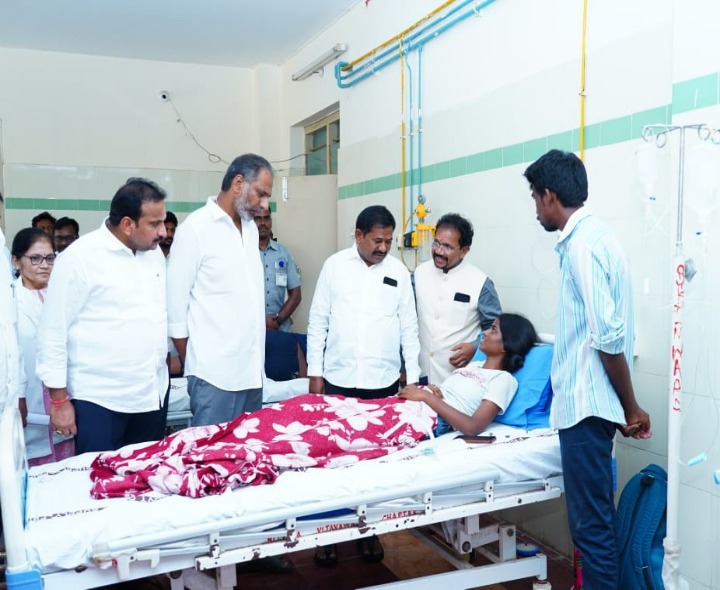 బాధితులకు మంత్రులు పరామర్శలు