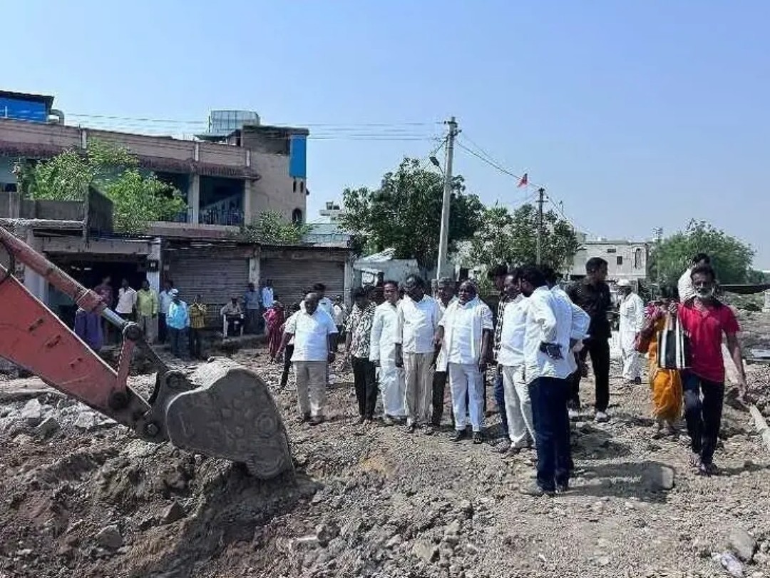 పోరాటంతోనే అండర్ బ్రిడ్జ్ పనులు: జోగు రామన్న