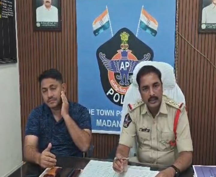 రూ.50 లక్షలు డిమాండ్ చేసిన ఇద్దరు అరెస్ట్