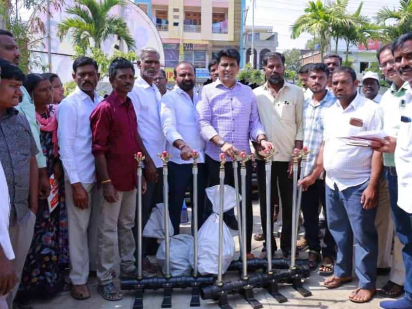 రైతులకు స్పింకర్లు పంపిణీ చేసిన ఎమ్మెల్యే