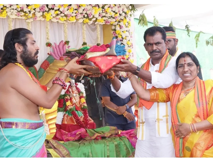 సీతారాములకు పట్టు వస్త్రాలు సమర్పించిన ఎమ్మెల్యే