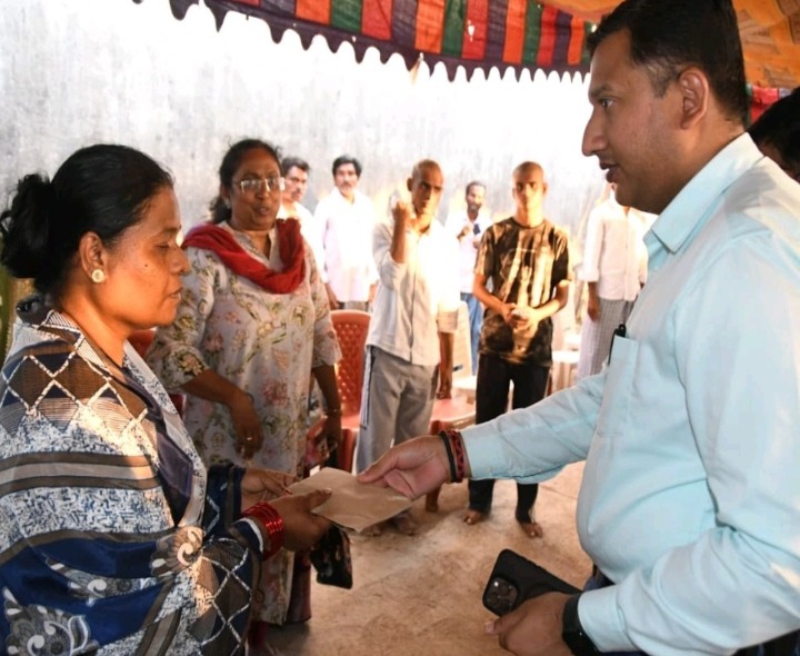 ఆర్ఐ కుటుంబాన్ని పరామర్శించిన కలెక్టర్