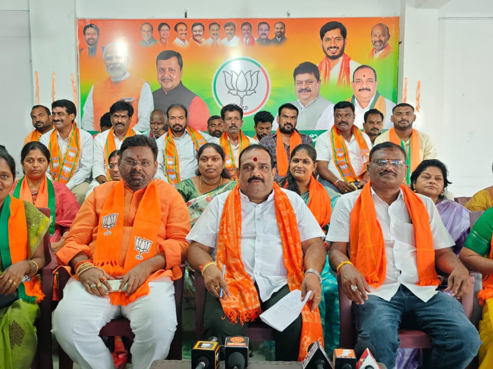 ‘అభివృద్ధి పేరుతో దుకాణాలు కూల్చివేత సరికాదు’