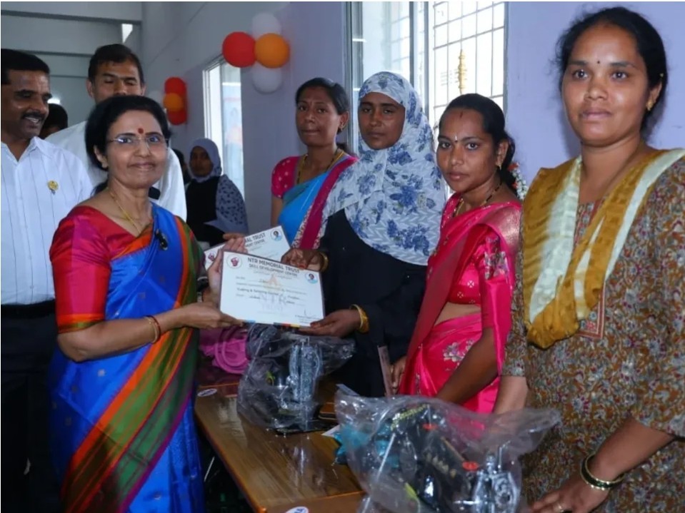 మహిళలకు కుట్టు మిషన్లను అందజేసిన భువనేశ్వరి