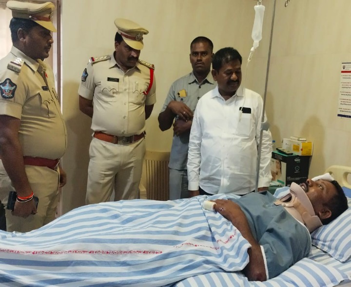 ఎస్సైని పరామర్శించిన మంత్రి స్వామి