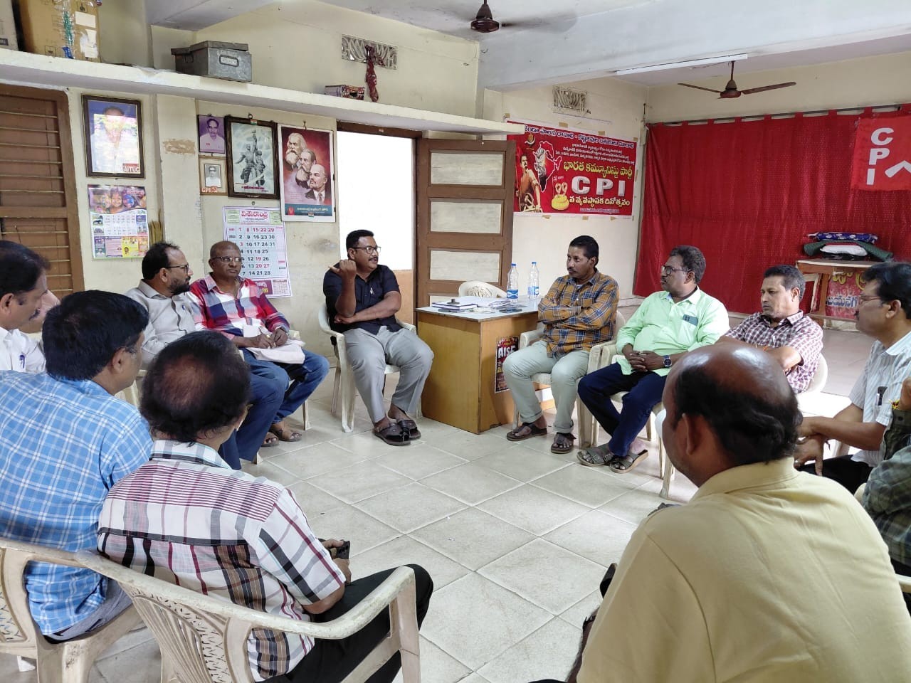 ‘ఉపాధ్యాయులకు వేతనం ఇవ్వాలి’