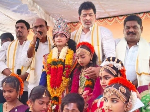 ప్రతిభ చాటిన చిన్నారులకు బహుమానం అందజేత