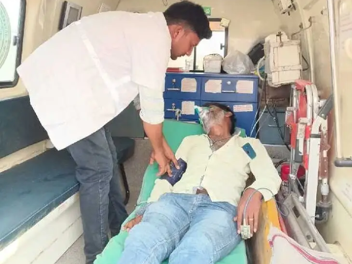 అనారోగ్యానికి గురైన వ్యక్తి.. కాపాడిన అంబులెన్స్ సిబ్బంది