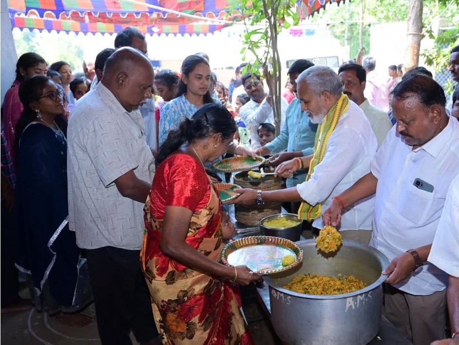 భక్తులకు ప్రసాదం పంపిణీ చేసిన ఎమ్మెల్యే