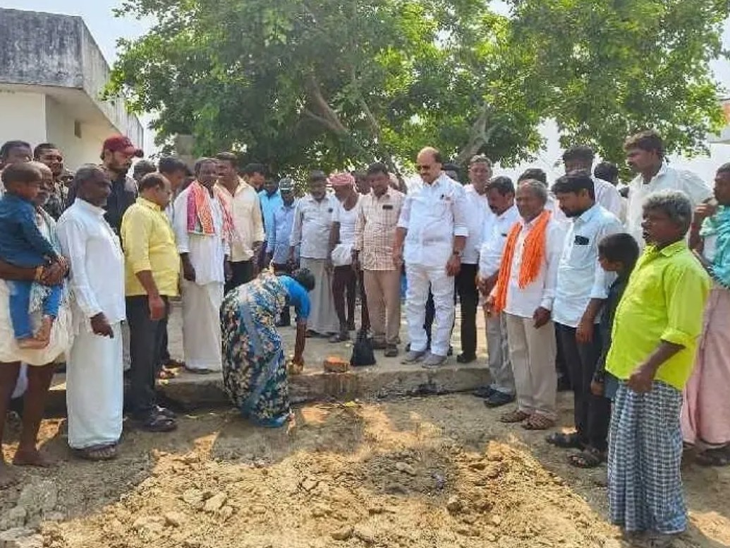 రూ.5 లక్షలతో సీసీ రోడ్డు పనుల ప్రారంభం