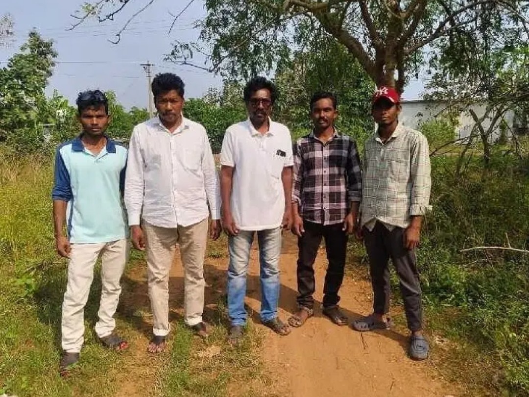 ‘ఎమ్మెల్యే గిరిజనులకు క్షమాపణలు చెప్పాలి’