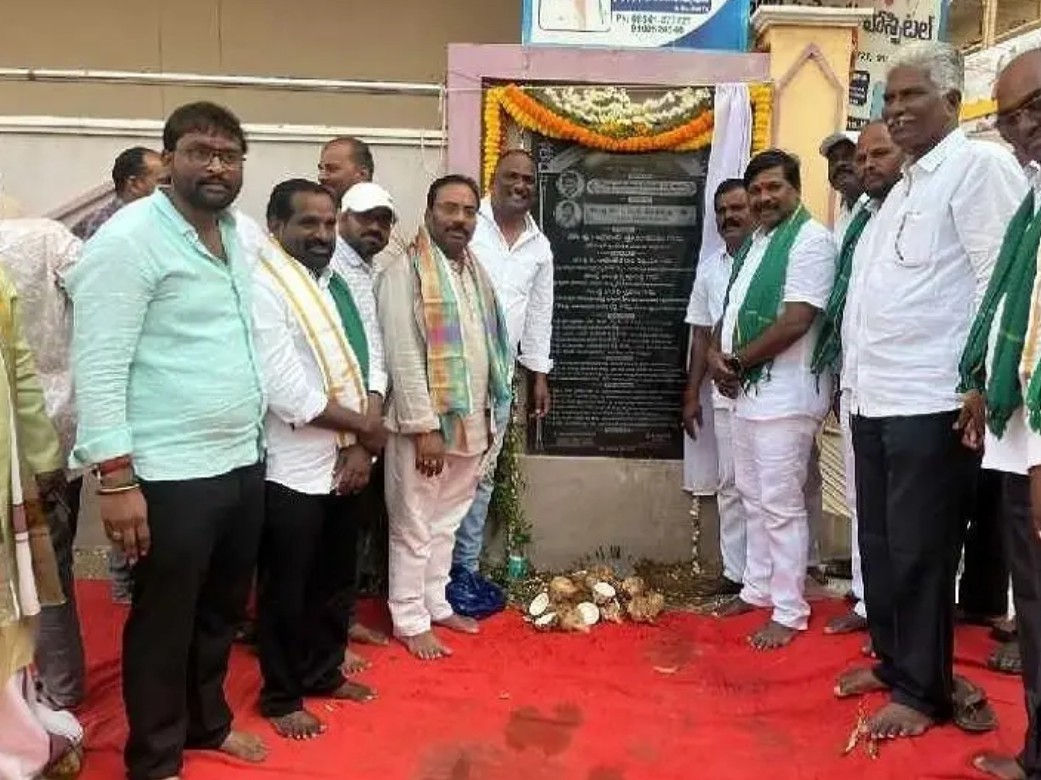 రోడ్డు పనులకు ఎమ్మెల్యే భూమి పూజ