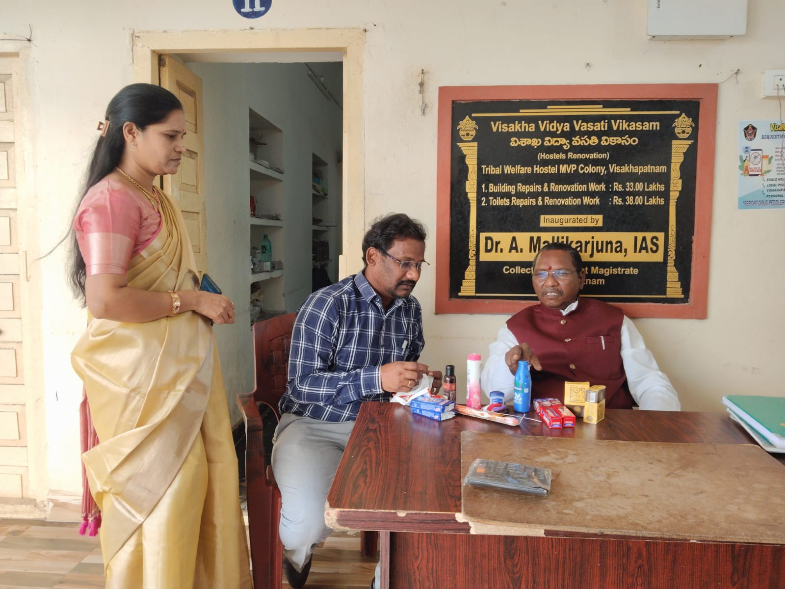 ఎస్టీ కమిషన్ ఛైర్మన్ హాస్టల్ సందర్శన