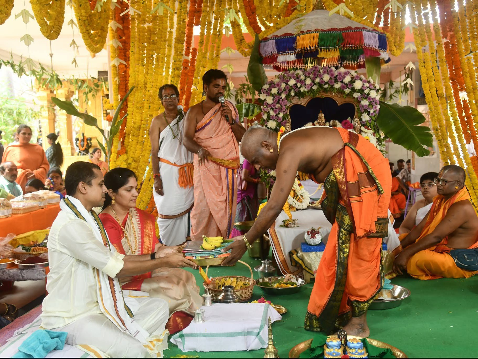 పట్టు వస్త్రాలు సమర్పించిన ఎస్పీ