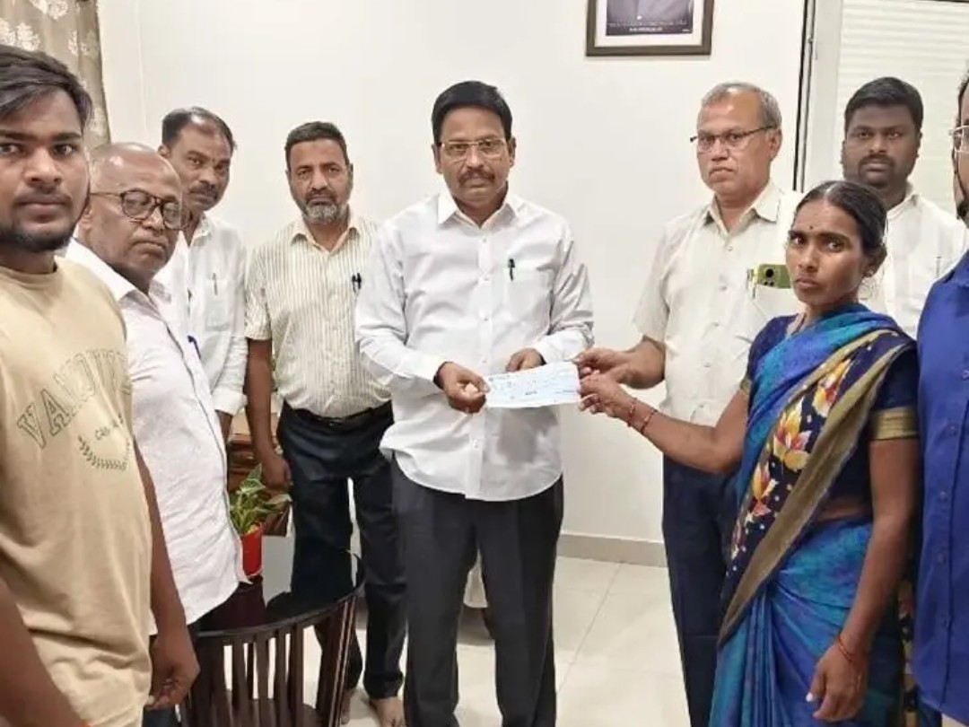 బాధిత కుటుంబానికి చెక్కు అందజేసిన ఎమ్మెల్యే