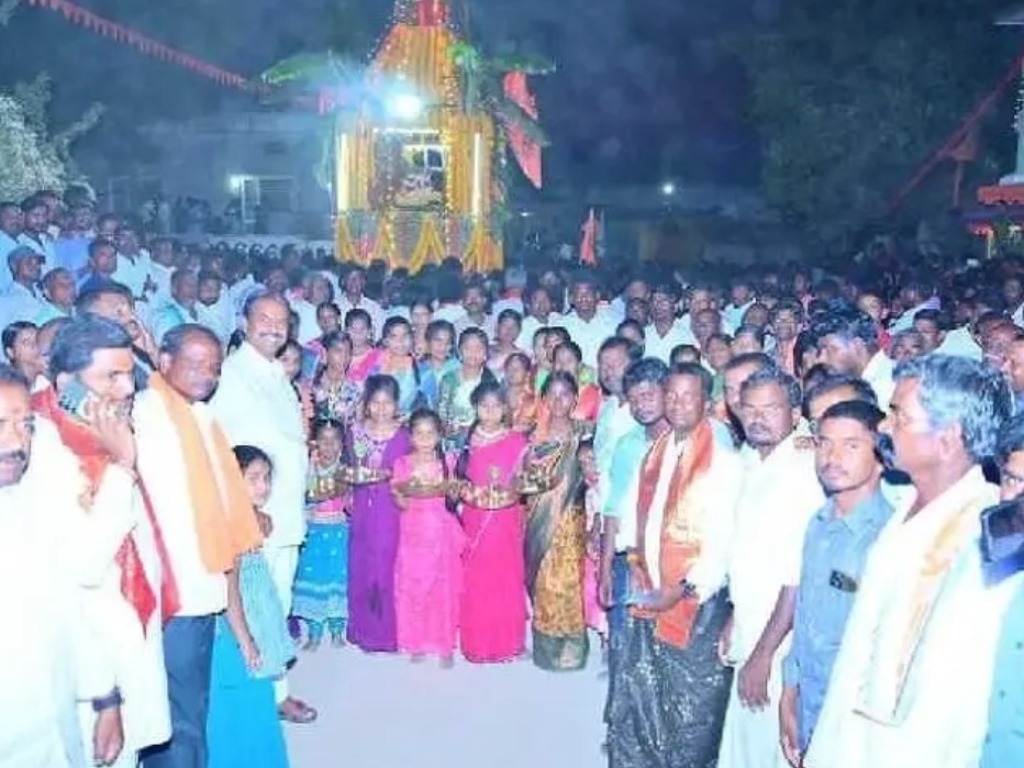 ఉత్సవ విగ్రహాల ఊరేగింపులో ఎమ్మెల్యే