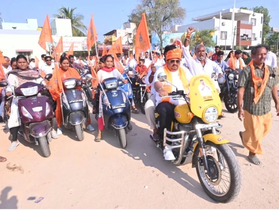 నగరంలో బైక్ నడిపి ర్యాలీ నిర్వహించిన ఎమ్మెల్యే