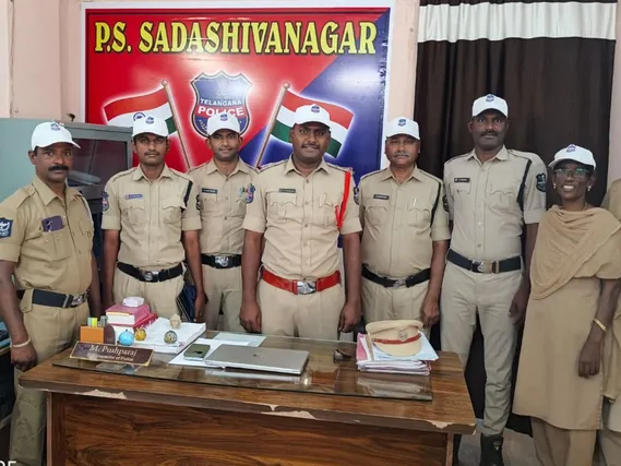 పోలీసులకు వైట్ క్యాప్‌లను పంపిణీ చేసిన ఎస్సై