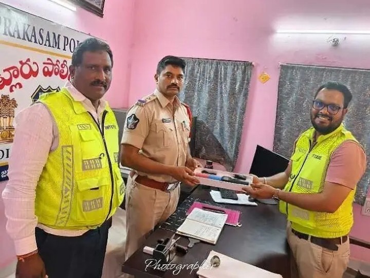 పోలీసులకు బ్రీత్ అనలైజర్ అందజేత
