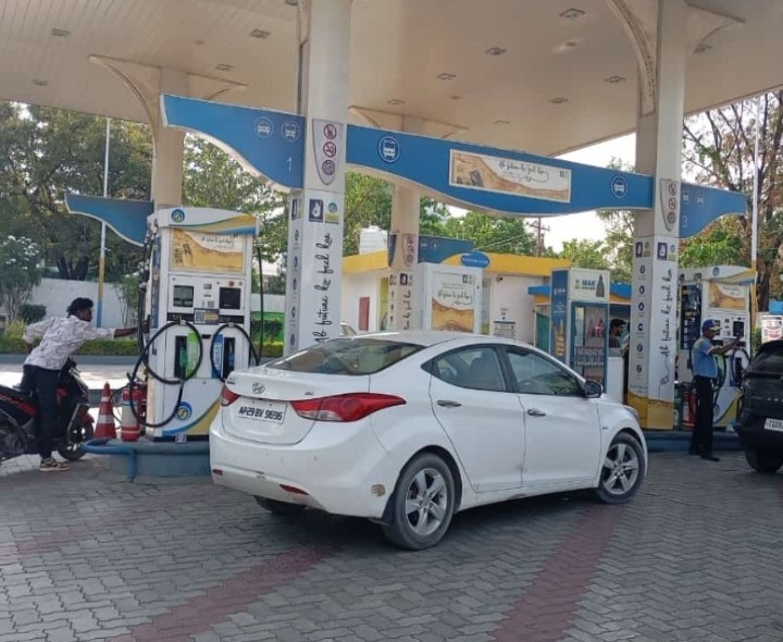 హమ్మయ్య.. HYD పెట్రోల్ బంకుల్లో రద్దీ తగ్గింది.!