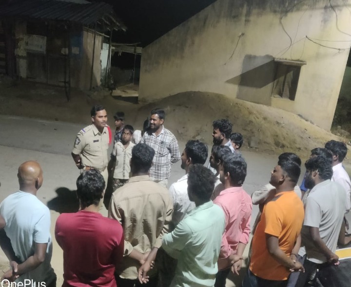 జిల్లాలో పోలీసుల పల్లెనిద్ర కార్యక్రమం