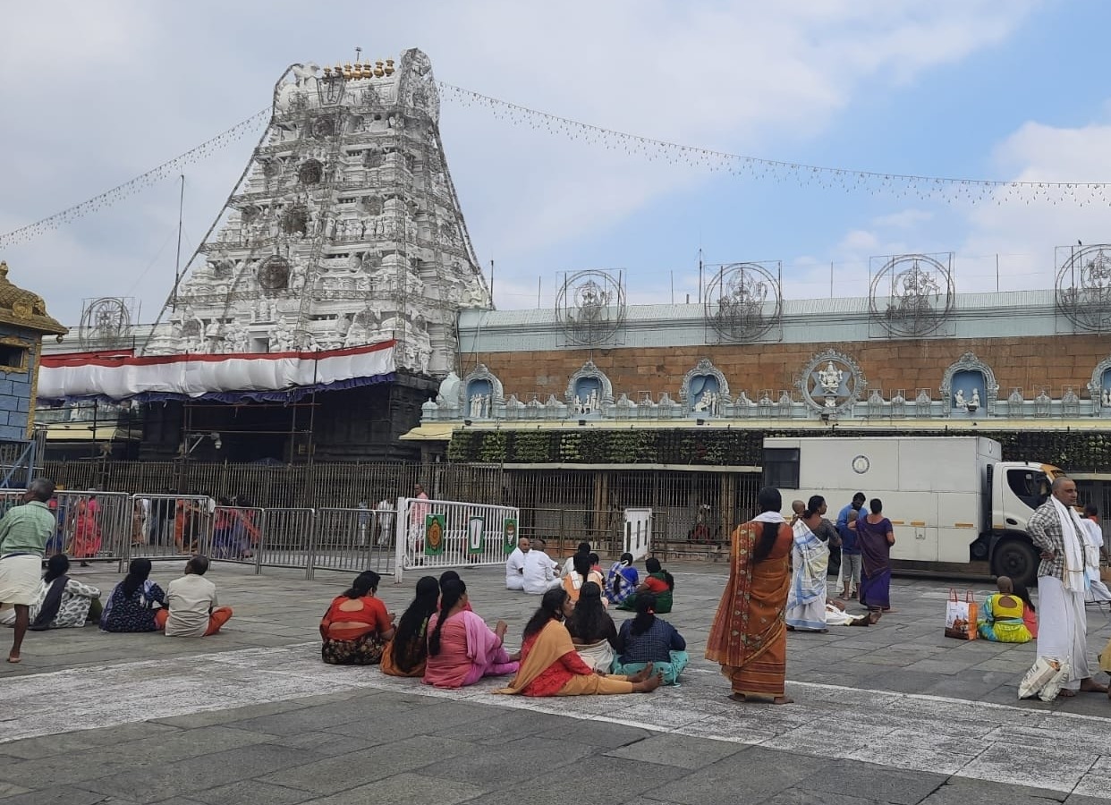 శ్రీవారి దర్శనానికి 12 గంటలు