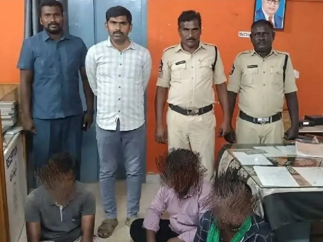 పేకాట శిబిరంపై పోలీసులు దాడి.. ముగ్గురు అరెస్ట్