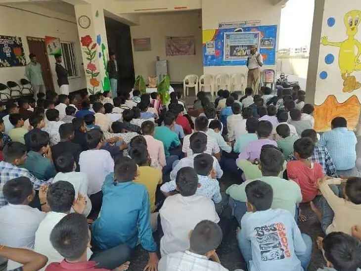 విద్యార్థులకు రోడ్డు భద్రతపై అవగాహన