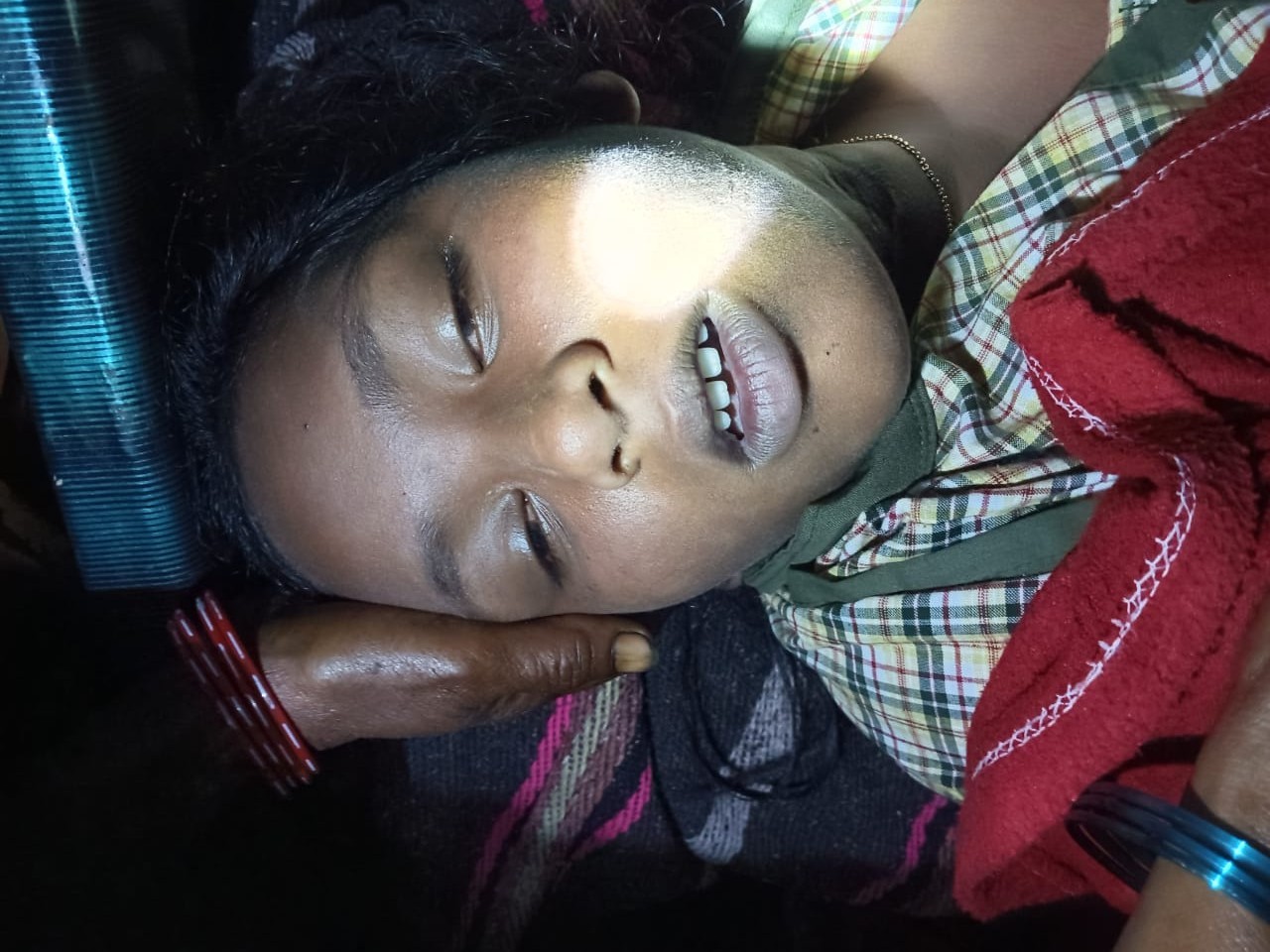 ఉరేసుకుని విద్యార్థిని ఆత్మహత్య