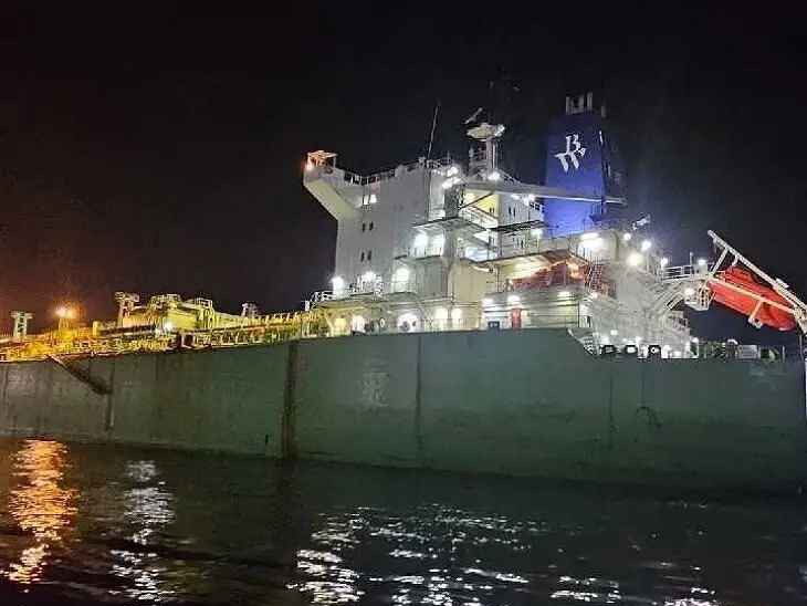 విశాఖ పోర్టుకు చేరుకున్న భారీ ఎల్పీజీ నౌక