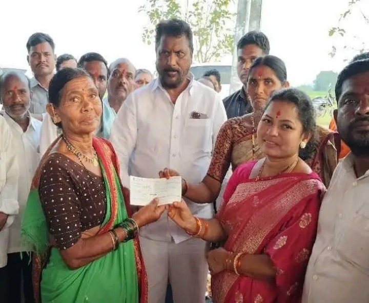 పరిహారం చెక్కులు అందజేసిన మంత్రి