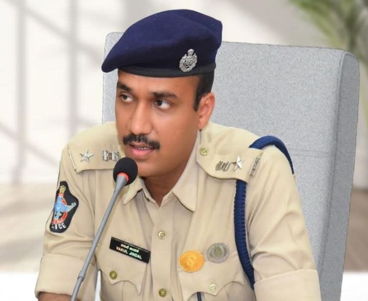 సైబర్ నేరాలపై అప్రమత్తంగా ఉండాలి: ఎస్పీ