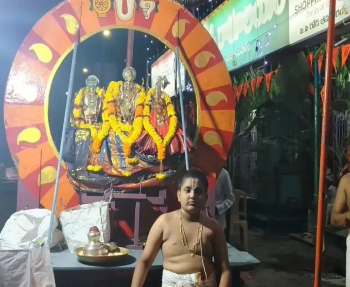 సూర్య వాహనంపై సీతారాములు