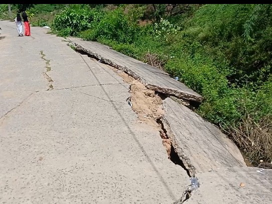 ‘కుంగిన రోడ్డుపై అవస్థల ప్రయాణం’