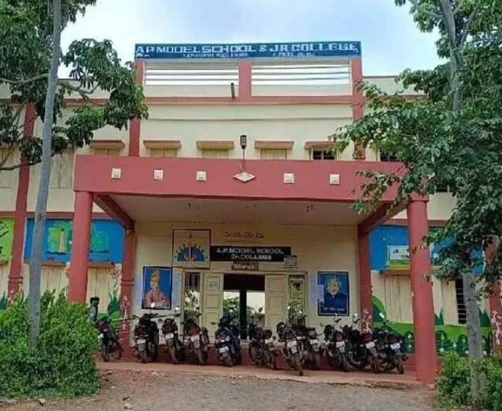 ఆదర్శ పాఠశాలలో ప్రవేశ దరఖాస్తులకు ఆహ్వానం