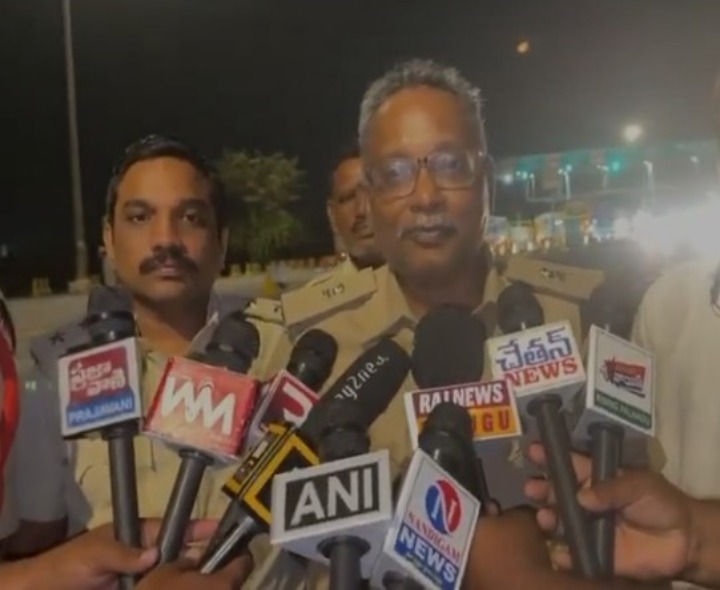 హైవేపై ట్రావెల్ బస్సుల తనిఖీ