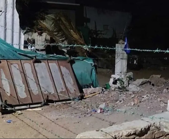 ఆకివీడు ఆలయం వద్ద కంచె.. మోహరించిన బలగాలు