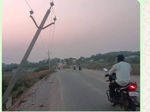 విరిగిన స్తంభం.. పొంచి ఉన్న ప్రమాదం
